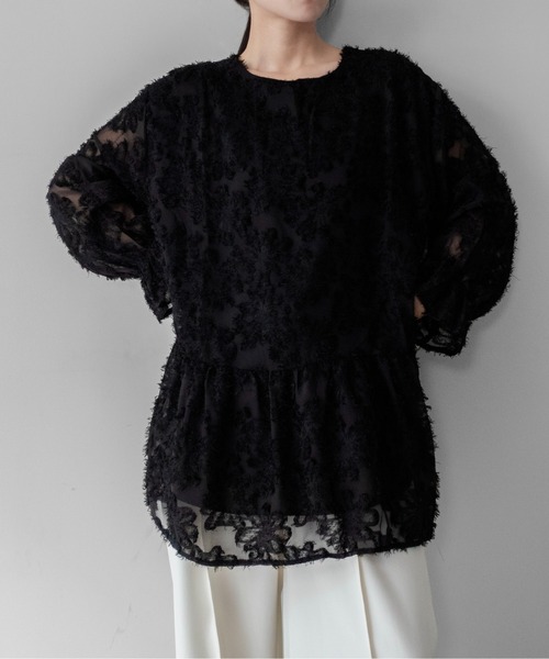 on:nue(オンニュ)の「【on:nue】フリンジジャガードボリュームペプラムブラウス /26-27 AW COLLECTION(シャツ/ブラウス・レディース・ブラック/アイボリー・FREE)」の2枚目の写真
