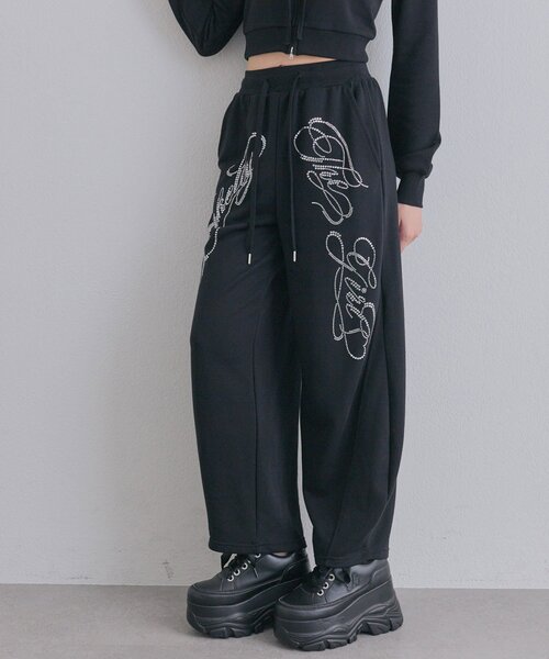 OLIVE des OLIVE(オリーブデオリーブ)の「カーブロゴバレルレッグパンツ(スウェットパンツ・レディース・ピンク/ブラック/トップグレー/ベージュ・FREE)」の14枚目の写真