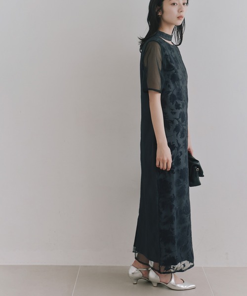 kaene(カエン)の「ニュアンスフロッキードレス 【結婚式 二次会 同窓会 成人式 パーティードレス】(ドレス・レディース・ブルーグレー/ブラック・L/M)」の4枚目の写真