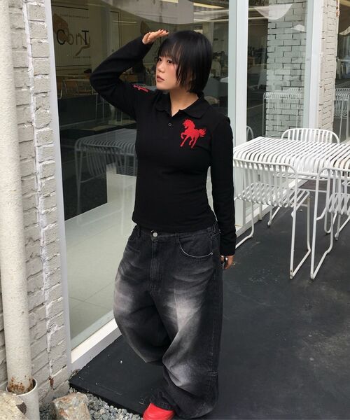 SLOW RECORD HOUSE（スローレコードハウス）の「ホース刺繍クロップ長袖カラーTシャツ_ブラック（ポロシャツ・レディース・ホワイト/レッド・1/2）」の10枚目の写真