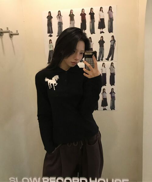 SLOW RECORD HOUSE（スローレコードハウス）の「ホース刺繍クロップ長袖カラーTシャツ_ブラック（ポロシャツ・レディース・ホワイト/レッド・1/2）」の18枚目の写真
