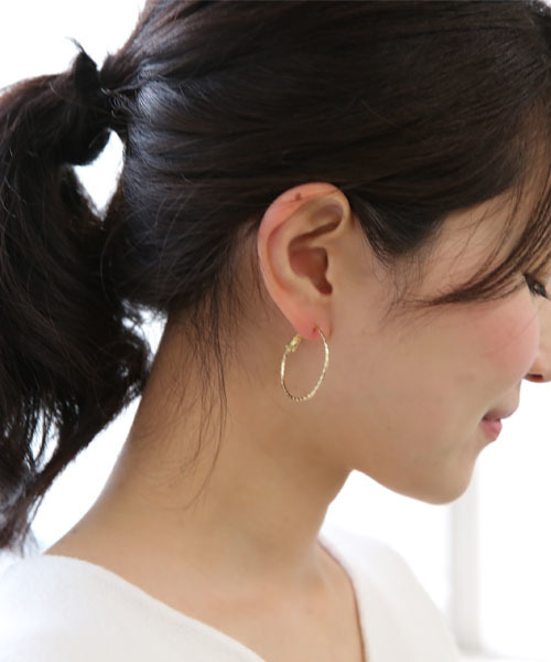 colleca la（コレカラ）の「[サイズとカラーが選べる]ベーシックフープピアス（ピアス（両耳用）・レディース・その他4/その他7/その他6/その他2/その他3/その他5・ﾌﾘ-）」の4枚目の写真