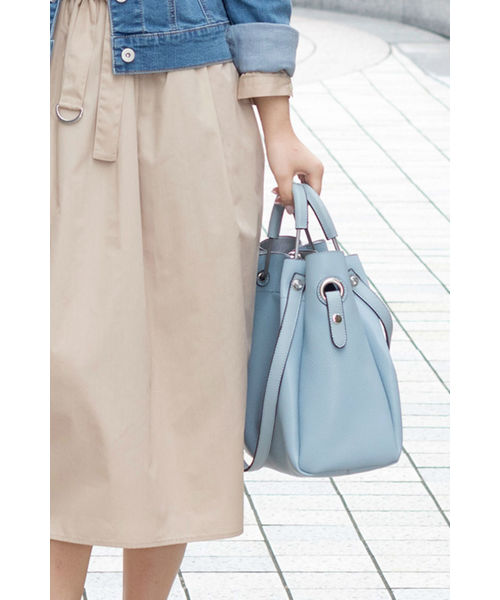 NATURAL BEAUTY BASIC（ナチュラルビューティーベーシック）の「メタルハンドルタックショルダーバッグ（ショルダーバッグ・レディース・ホワイト/ベージュ/ブルー/ホワイト系その他/ブルー系その他/クリアブルー・ﾌﾘ-）」の4枚目の写真