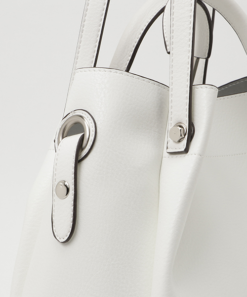 NATURAL BEAUTY BASIC（ナチュラルビューティーベーシック）の「メタルハンドルタックショルダーバッグ（ショルダーバッグ・レディース・ホワイト/ベージュ/ブルー/ホワイト系その他/ブルー系その他/クリアブルー・ﾌﾘ-）」の8枚目の写真