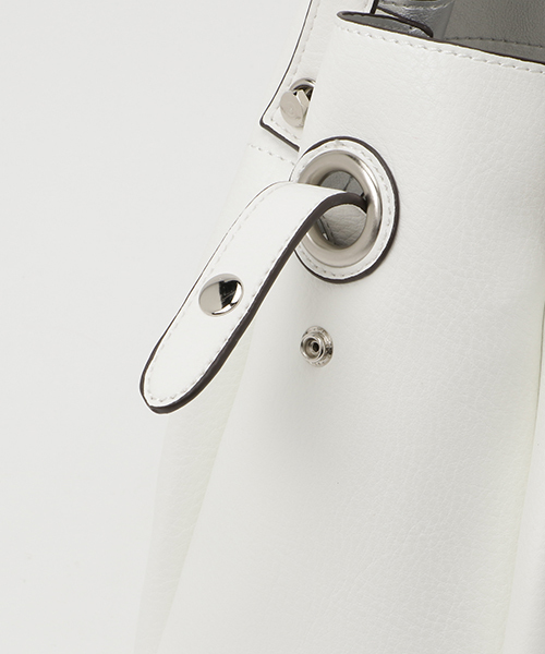 NATURAL BEAUTY BASIC（ナチュラルビューティーベーシック）の「メタルハンドルタックショルダーバッグ（ショルダーバッグ・レディース・ホワイト/ベージュ/ブルー/ホワイト系その他/ブルー系その他/クリアブルー・ﾌﾘ-）」の9枚目の写真