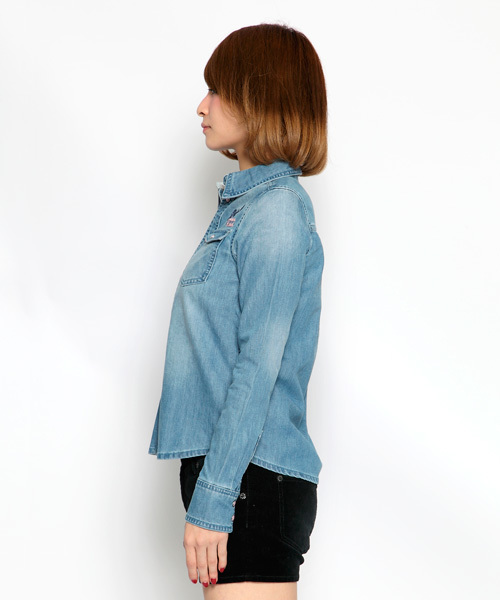 X-girl（エックスガール）の「WASHED DENIM SHIRT（シャツ/ブラウス・レディース・ブラック/ライトインディゴブルー・1/2）」の3枚目の写真
