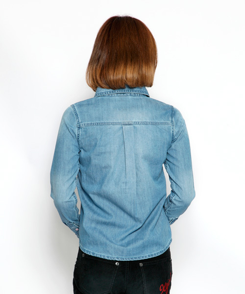 X-girl（エックスガール）の「WASHED DENIM SHIRT（シャツ/ブラウス・レディース・ブラック/ライトインディゴブルー・1/2）」の4枚目の写真