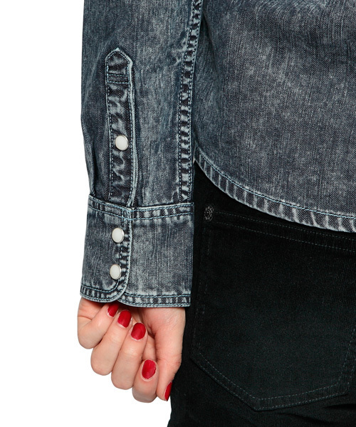 X-girl（エックスガール）の「WASHED DENIM SHIRT（シャツ/ブラウス・レディース・ブラック/ライトインディゴブルー・1/2）」の6枚目の写真