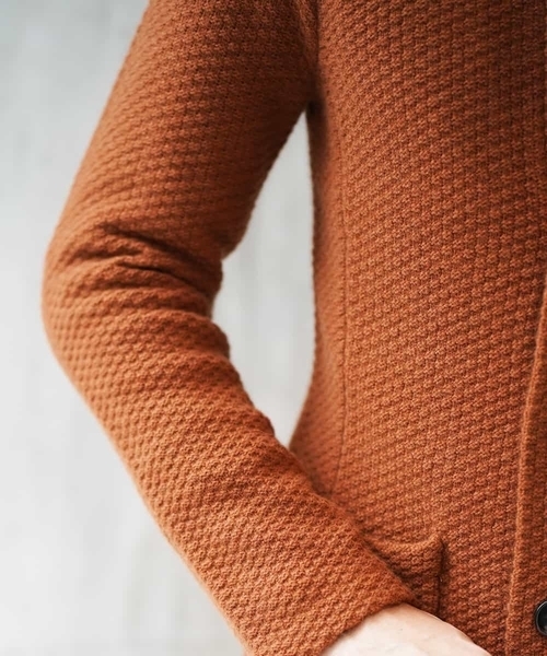 MICHEL KLEIN HOMME   （ミッシェルクランオム）の「ニットブルゾン（ハイランドラクーン）（ニット/セーター・メンズ・ネイビー/テラコッタ・MEDIUM/LARGE/51/X-LARGE）」の4枚目の写真