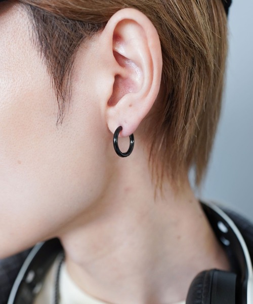 SPINNS（スピンズ）の「【累計販売数1.3万】フープイヤリング/1.8cm/シンプル/ユニセックス/落ちにくく痛くなりにくい設計（イヤリング・メンズ・シルバー/ゴールド/ガンメタ・ONESIZE）」の7枚目の写真
