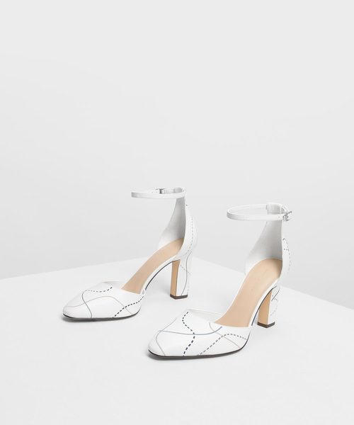 CHARLES & KEITH（チャールズ & キース）の「トラぺードヒール アーモンドトゥパンプス / Tapered Heel Almond Toe Pumps（サンダル・レディース・ホワイト・22.5cm/23cm/23.5cm/24.5cm/25cm）」の4枚目の写真