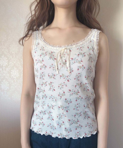 one after another NICE CLAUP（ワンアフターアナザーナイスクラップ）の「【petite by NICE CLAUP】original print thermal camisole（タンクトップ・レディース・オフホワイト/その他/レッド系その他・FREE）」の3枚目の写真