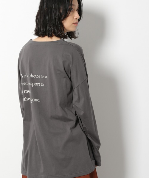 LAKOLE（ラコレ）の「レタリングプリントロングTシャツ / LAKOLE（Tシャツ/カットソー・レディース・スモーク/モカ/ライトブラウン/オフホワイト・SMALL/MEDIUM）」の4枚目の写真