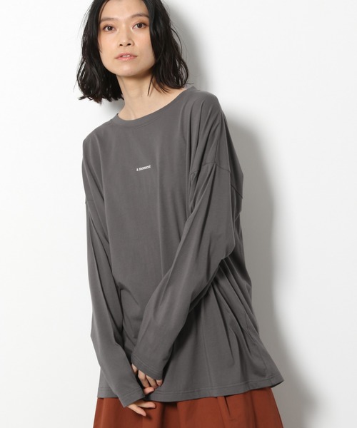 LAKOLE（ラコレ）の「レタリングプリントロングTシャツ / LAKOLE（Tシャツ/カットソー・レディース・スモーク/モカ/ライトブラウン/オフホワイト・SMALL/MEDIUM）」の6枚目の写真