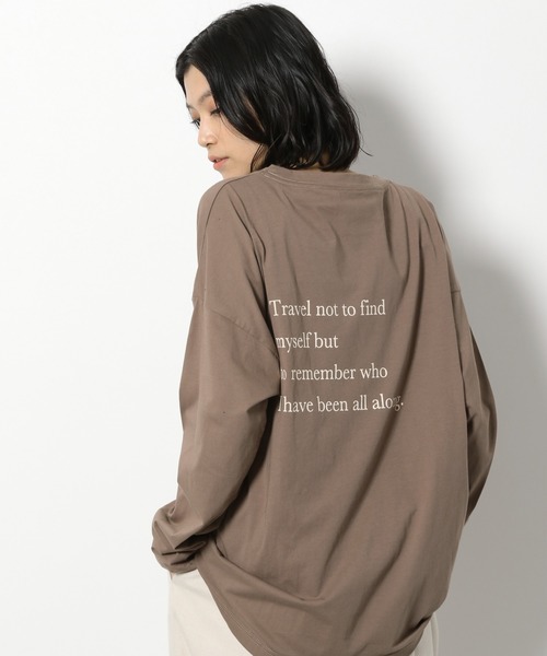 LAKOLE（ラコレ）の「レタリングプリントロングTシャツ / LAKOLE（Tシャツ/カットソー・レディース・スモーク/モカ/ライトブラウン/オフホワイト・SMALL/MEDIUM）」の7枚目の写真