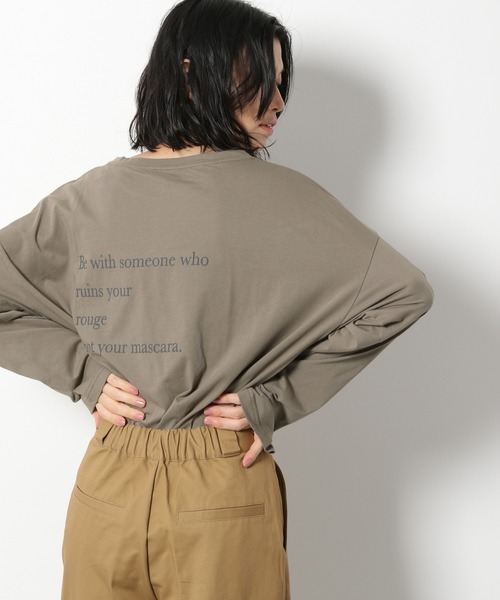 LAKOLE（ラコレ）の「レタリングプリントロングTシャツ / LAKOLE（Tシャツ/カットソー・レディース・スモーク/モカ/ライトブラウン/オフホワイト・SMALL/MEDIUM）」の8枚目の写真