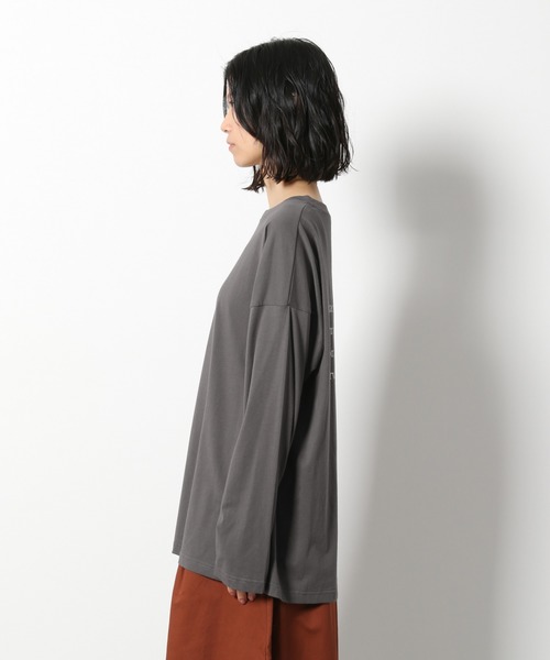 LAKOLE（ラコレ）の「レタリングプリントロングTシャツ / LAKOLE（Tシャツ/カットソー・レディース・スモーク/モカ/ライトブラウン/オフホワイト・SMALL/MEDIUM）」の21枚目の写真