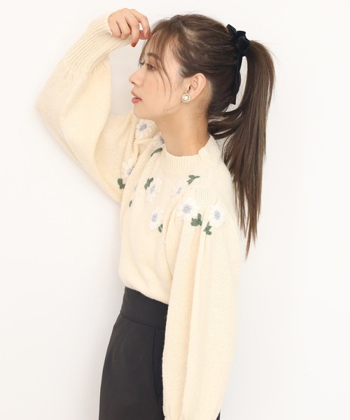 one after another NICE CLAUP（ワンアフターアナザーナイスクラップ）の「フラワー刺繍ニット（ニット/セーター・レディース・ブラック/ベージュ/アイボリー・FREE）」の15枚目の写真