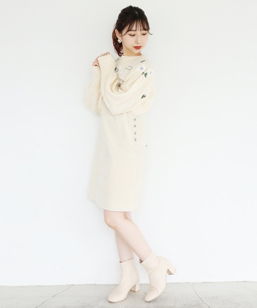 one after another NICE CLAUP（ワンアフターアナザーナイスクラップ）の「フラワー刺繍ニット（ニット/セーター・レディース・ブラック/ベージュ/アイボリー・FREE）」の5枚目の写真