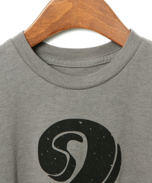 green label relaxing(グリーンレーベルリラクシング)の「「WEB限定」Kira Kids ナンバーTシャツ(グレー)(Tシャツ/カットソー・キッズ・ライトグレー/グレー・2-3Y/4-5Y)」の4枚目の写真