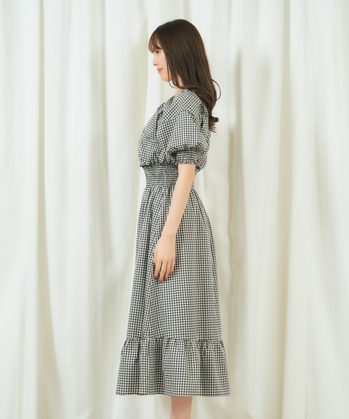 MIIA(ミーア)の「オフショルシャーリングマキシワンピース(ワンピース・レディース・オフホワイト/ブルー/チェック・FREE)」の13枚目の写真