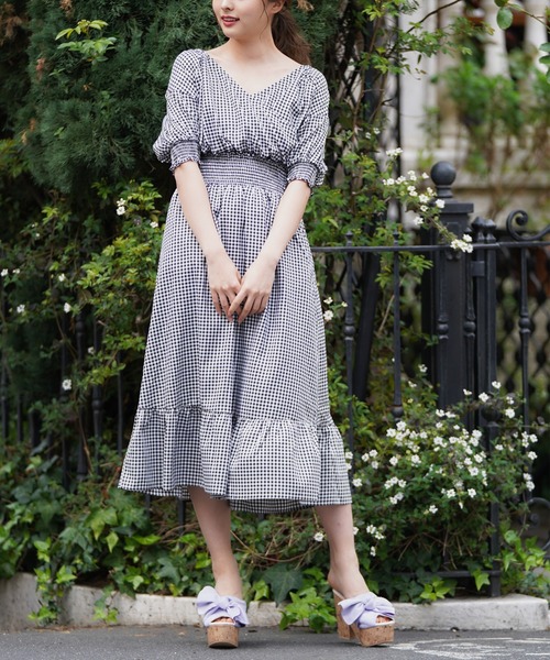 MIIA(ミーア)の「オフショルシャーリングマキシワンピース(ワンピース・レディース・オフホワイト/ブルー/チェック・FREE)」の16枚目の写真