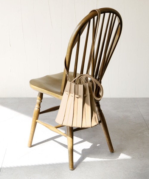 Chillfar（チルファー）の「2wayフェイクレザープリーツトートバッグ/ショルダーバッグ/インナーポーチ付き/カヌレバッグ（トートバッグ・レディース・ブラック/キャメル/グレイッシュベージュ/グリーン系・FREE）」の3枚目の写真