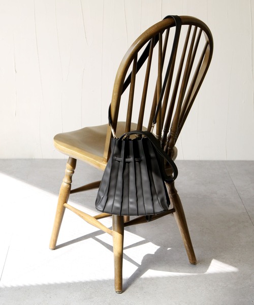 Chillfar（チルファー）の「2wayフェイクレザープリーツトートバッグ/ショルダーバッグ/インナーポーチ付き/カヌレバッグ（トートバッグ・レディース・ブラック/キャメル/グレイッシュベージュ/グリーン系・FREE）」の2枚目の写真