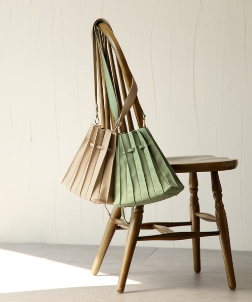 Chillfar（チルファー）の「2wayフェイクレザープリーツトートバッグ/ショルダーバッグ/インナーポーチ付き/カヌレバッグ（トートバッグ・レディース・ブラック/キャメル/グレイッシュベージュ/グリーン系・FREE）」の5枚目の写真