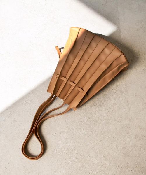 Chillfar（チルファー）の「2wayフェイクレザープリーツトートバッグ/ショルダーバッグ/インナーポーチ付き/カヌレバッグ（トートバッグ・レディース・ブラック/キャメル/グレイッシュベージュ/グリーン系・FREE）」の6枚目の写真