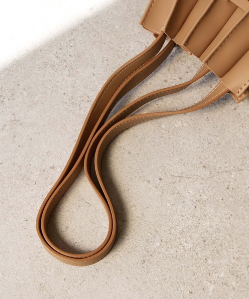 Chillfar（チルファー）の「2wayフェイクレザープリーツトートバッグ/ショルダーバッグ/インナーポーチ付き/カヌレバッグ（トートバッグ・レディース・ブラック/キャメル/グレイッシュベージュ/グリーン系・FREE）」の7枚目の写真