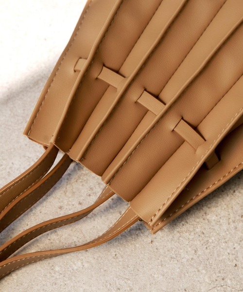 Chillfar（チルファー）の「2wayフェイクレザープリーツトートバッグ/ショルダーバッグ/インナーポーチ付き/カヌレバッグ（トートバッグ・レディース・ブラック/キャメル/グレイッシュベージュ/グリーン系・FREE）」の8枚目の写真