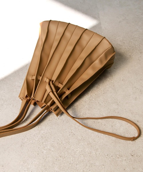 Chillfar（チルファー）の「2wayフェイクレザープリーツトートバッグ/ショルダーバッグ/インナーポーチ付き/カヌレバッグ（トートバッグ・レディース・ブラック/キャメル/グレイッシュベージュ/グリーン系・FREE）」の9枚目の写真