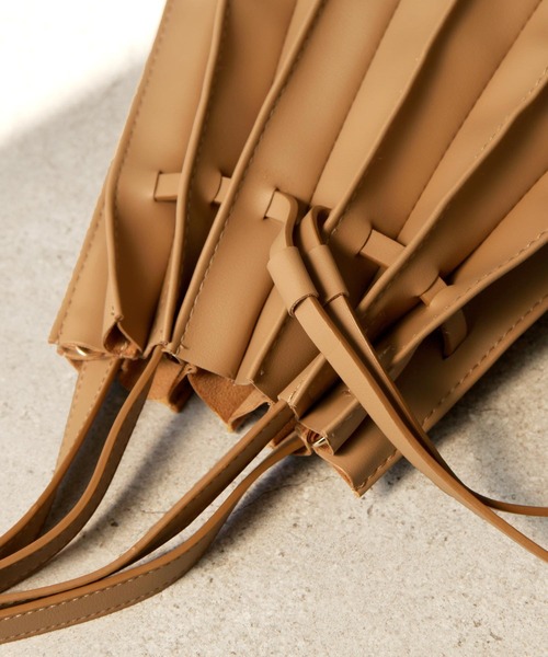 Chillfar（チルファー）の「2wayフェイクレザープリーツトートバッグ/ショルダーバッグ/インナーポーチ付き/カヌレバッグ（トートバッグ・レディース・ブラック/キャメル/グレイッシュベージュ/グリーン系・FREE）」の10枚目の写真