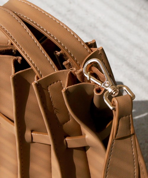 Chillfar（チルファー）の「2wayフェイクレザープリーツトートバッグ/ショルダーバッグ/インナーポーチ付き/カヌレバッグ（トートバッグ・レディース・ブラック/キャメル/グレイッシュベージュ/グリーン系・FREE）」の11枚目の写真