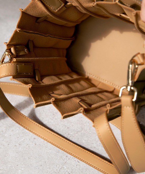 Chillfar（チルファー）の「2wayフェイクレザープリーツトートバッグ/ショルダーバッグ/インナーポーチ付き/カヌレバッグ（トートバッグ・レディース・ブラック/キャメル/グレイッシュベージュ/グリーン系・FREE）」の13枚目の写真