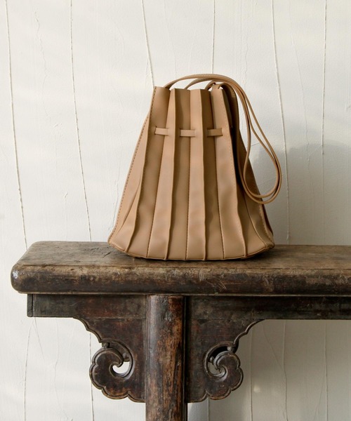 Chillfar（チルファー）の「2wayフェイクレザープリーツトートバッグ/ショルダーバッグ/インナーポーチ付き/カヌレバッグ（トートバッグ・レディース・ブラック/キャメル/グレイッシュベージュ/グリーン系・FREE）」の18枚目の写真