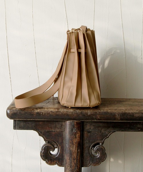 Chillfar（チルファー）の「2wayフェイクレザープリーツトートバッグ/ショルダーバッグ/インナーポーチ付き/カヌレバッグ（トートバッグ・レディース・ブラック/キャメル/グレイッシュベージュ/グリーン系・FREE）」の19枚目の写真