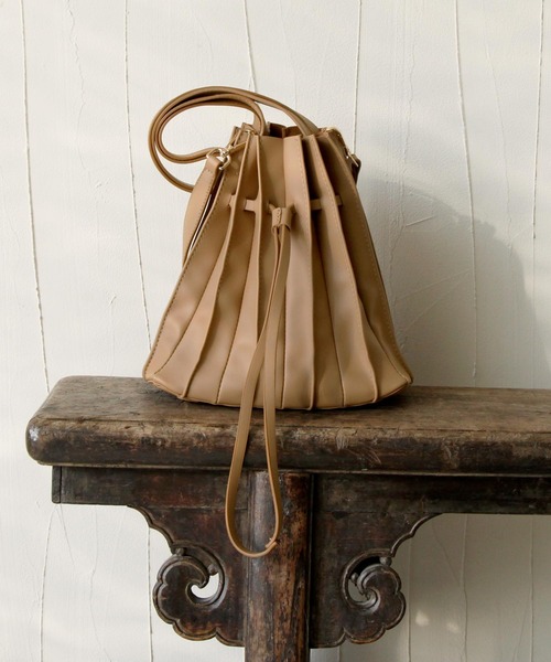 Chillfar（チルファー）の「2wayフェイクレザープリーツトートバッグ/ショルダーバッグ/インナーポーチ付き/カヌレバッグ（トートバッグ・レディース・ブラック/キャメル/グレイッシュベージュ/グリーン系・FREE）」の20枚目の写真