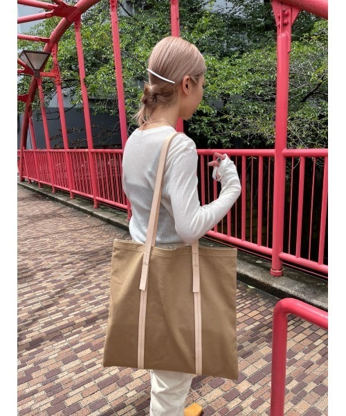 BLACK BY MOUSSY（ブラックバイマウジー）の「【WEB限定】long shoulder tote bag（ロングショルダートートバッグ）（トートバッグ・レディース・ベージュ/ブラウン・FREE）」の13枚目の写真