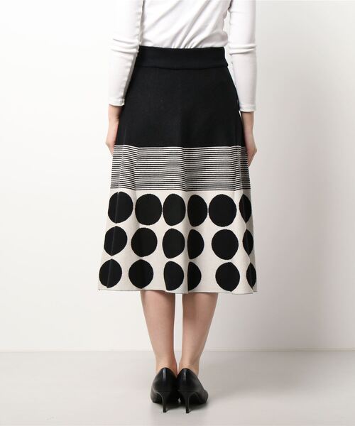 Q（キュー）の「ドットフレアスカート（スカート・レディース・ベージュ/ブラック・MEDIUM）」の4枚目の写真