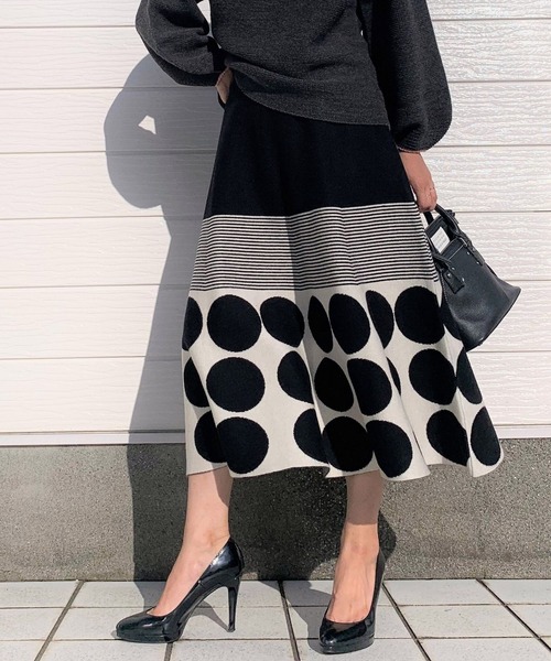 Q（キュー）の「ドットフレアスカート（スカート・レディース・ベージュ/ブラック・MEDIUM）」の2枚目の写真
