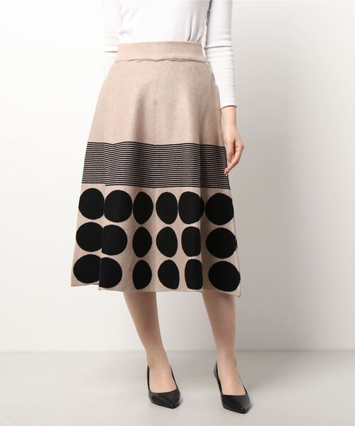 Q（キュー）の「ドットフレアスカート（スカート・レディース・ベージュ/ブラック・MEDIUM）」の6枚目の写真