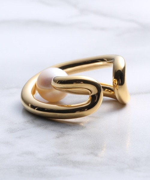 Charlotte Chesnais（シャルロットシェネ）の「Charlotte Chesnais INITIAL CUFF DOREILLE PERLE 20BO081VER-P（イヤーカフ・レディース・ゴールド・FREE）」の5枚目の写真