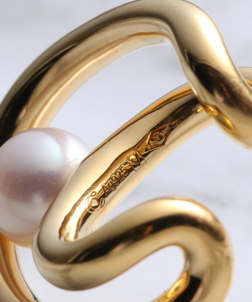 Charlotte Chesnais（シャルロットシェネ）の「Charlotte Chesnais INITIAL CUFF DOREILLE PERLE 20BO081VER-P（イヤーカフ・レディース・ゴールド・FREE）」の4枚目の写真
