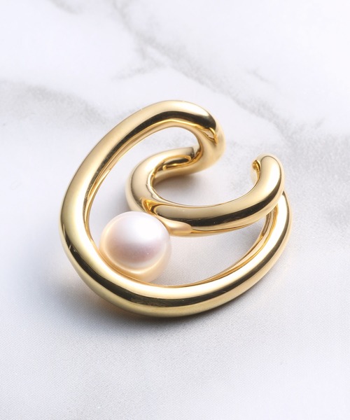 Charlotte Chesnais（シャルロットシェネ）の「Charlotte Chesnais INITIAL CUFF DOREILLE PERLE 20BO081VER-P（イヤーカフ・レディース・ゴールド・FREE）」の2枚目の写真