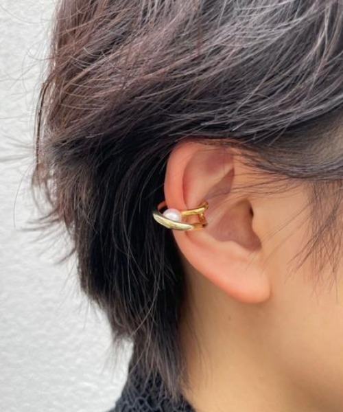 Charlotte Chesnais（シャルロットシェネ）の「Charlotte Chesnais INITIAL CUFF DOREILLE PERLE 20BO081VER-P（イヤーカフ・レディース・ゴールド・FREE）」の3枚目の写真