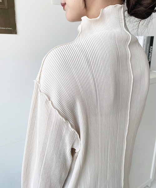 moment+（モーメントプラス）の「【累計販売枚数4万枚突破！】マットサテンプリーツ 袖配色ハイネックメロープルオーバー（Tシャツ/カットソー・レディース・ブラック/ピンク/ターコイズブルー/アイボリー/グレイッシュベージュ/ブラウン/グレー系その他/ベージュ系その他/ブラック系その他/ホワイト系その他/グレー/チャコールグレー・M/L）」の14枚目の写真