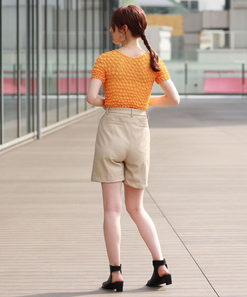 Ray BEAMS（レイビームス）の「Ray BEAMS / フェイクレザー ショート パンツ▲（その他パンツ・レディース・ブラック/ベージュ・1/0）」の4枚目の写真