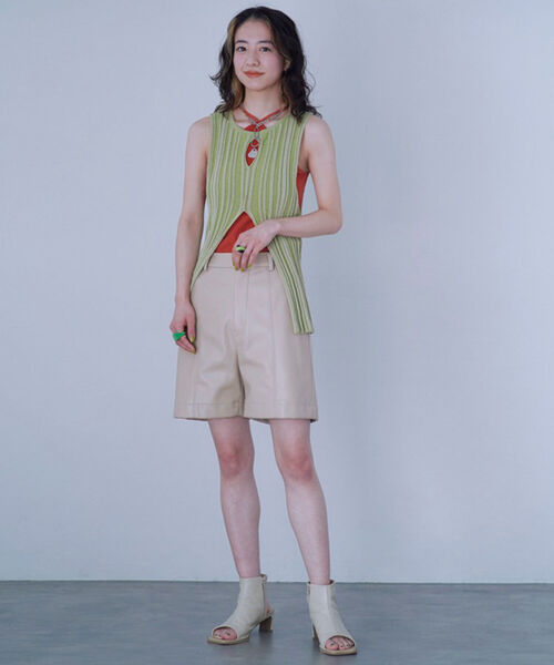 Ray BEAMS（レイビームス）の「Ray BEAMS / フェイクレザー ショート パンツ▲（その他パンツ・レディース・ブラック/ベージュ・1/0）」の7枚目の写真